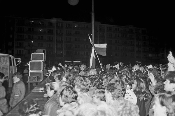 Michal Hanko, Demonštrácia v Lučenci (ako tribúna tu slúži nákladné auto). 1989. Súkromný majetok